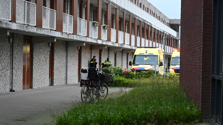 De politie doet onderzoek bij het appartementencomplex in Etten-Leur. (foto: Perry Roovers/SQ Vision).