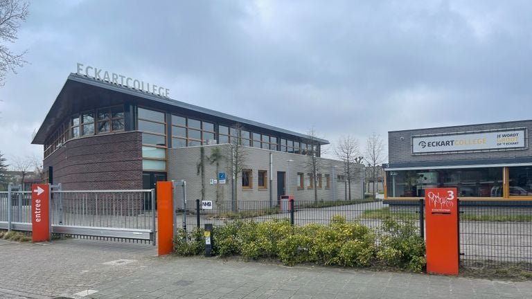 Het Eckartcollege in Eindhoven lag er deze maandagochtend verlaten bij (foto: Hans Janssen).