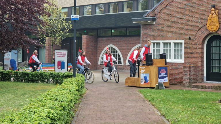 De karavaan vertrekt met de 'fietsende dj' voorop (foto: Noël van Hooft). 