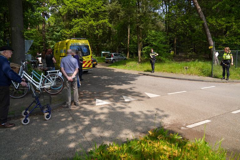 Het ongeluk was het tweede ongeluk met een wielrenner in een half uur tijd (foto: SQ Vision/Harrie Grijseels).