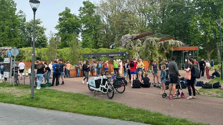 Autobezitters wachten al uren op hun auto (foto: Bart Meesters).