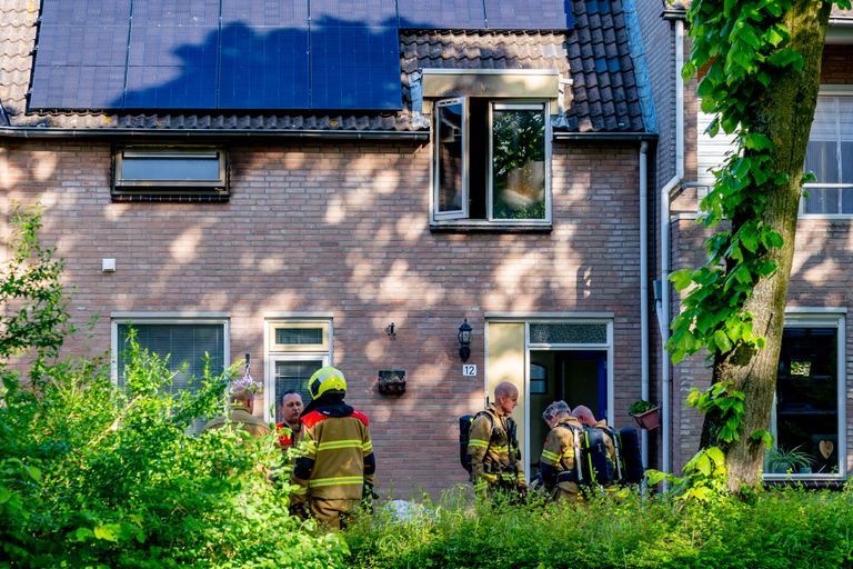 Een vrouw is door brandweerlieden uit de woning gehaald (foto: Jurgen Versteeg/SQ Vision).