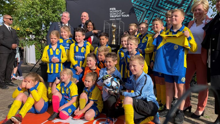 De originele beker voor het WK vrouwenvoetbal is in Nijnsel (foto: Jos Verkuijlen)