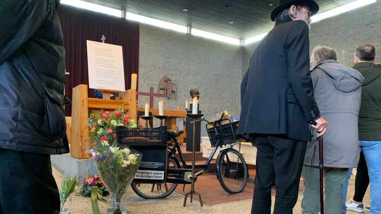 Tilburgers konden afscheid nemen van Pater Poels (foto: Omroep Brabant).