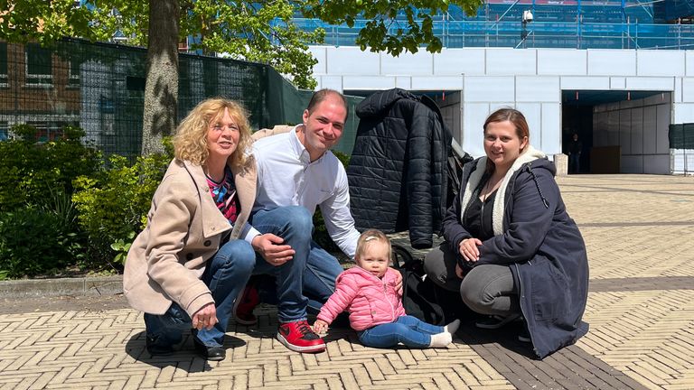 Tommy met zijn moeder, vrouw en tweede dochtertje.