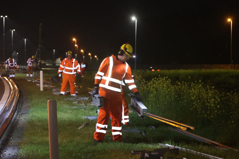 Plaatsing van de vangrail (foto: Bart Meesters / SQ Vision).