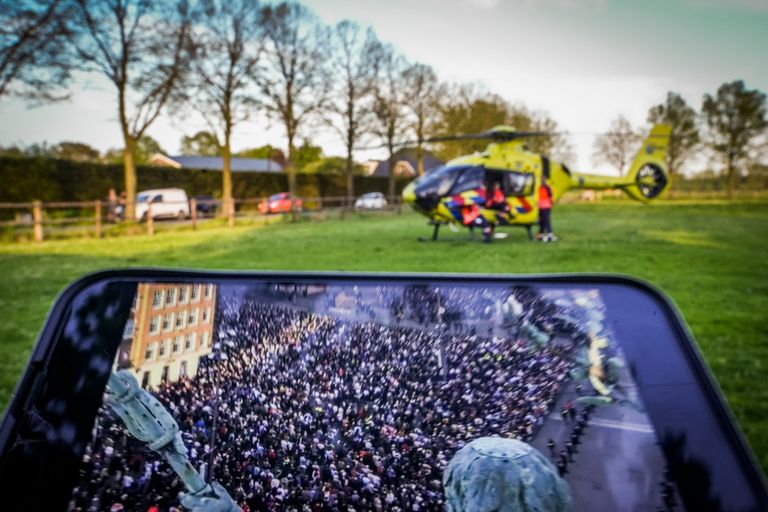 Tijdens de dodenherdenking steeg de traumaheli bewust niet op (foto: SQ Vision)