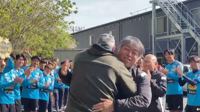 Ralf Seuntjens wordt door alle spelers en de trainers onthaald bij zijn terugkomst in Japan (screenshot Instagram)
