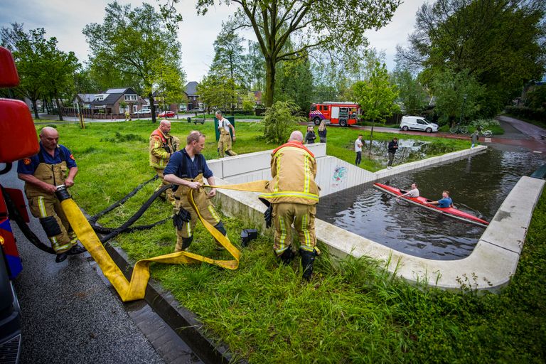 Brandweer moet de tunnel leegpompen (foto: Sem van Rijssel / SQ Vision).