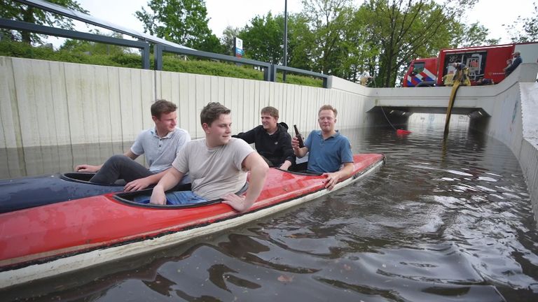 De jongens vermaakten zich prima in hun bootje. 