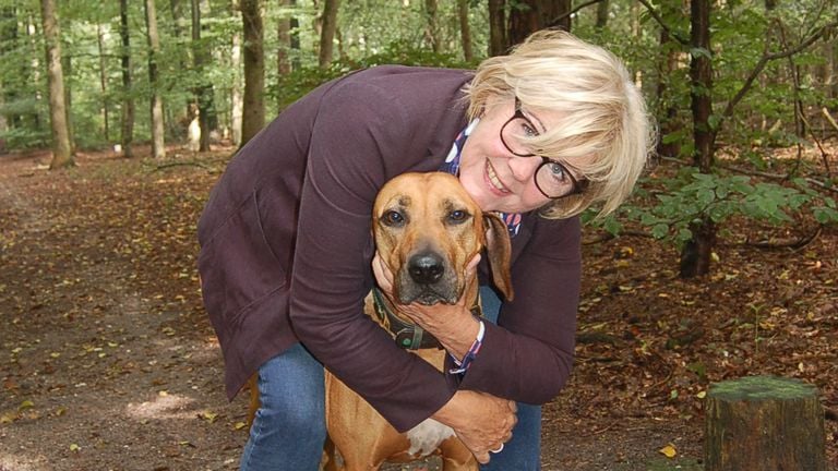 Lies Pestman met een van haar honden (foto: Laat Los!). 