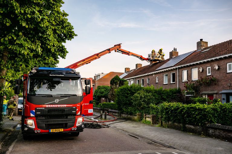 In Tilburg is brand uitgebroken bij de bovenverdieping van een huis (foto: Jack  Brekelmans/SQ Vision).