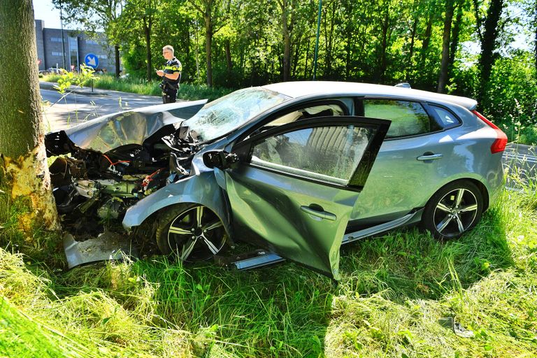 Auto tegen boom in Reusel (foto: Rico Vogels / SQ Vision). 