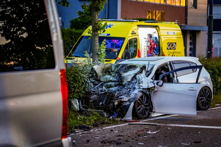 De auto die achterop de bus knalde (foto: SQ Vision). 