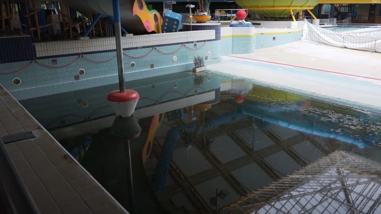 Het laagje water dat nog in het bad staat is niet geschikt om in te zwemmen (beeld: Urbex Explore).