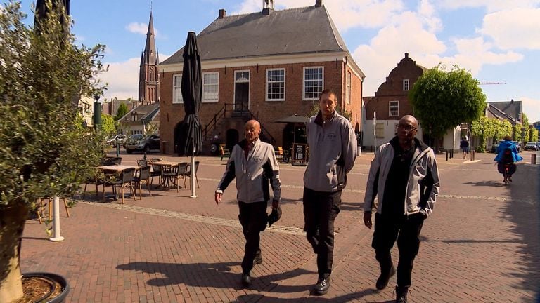 Marvin Irion (rechts) met zijn beveiligers in Budel (foto: Omroep Brabant).