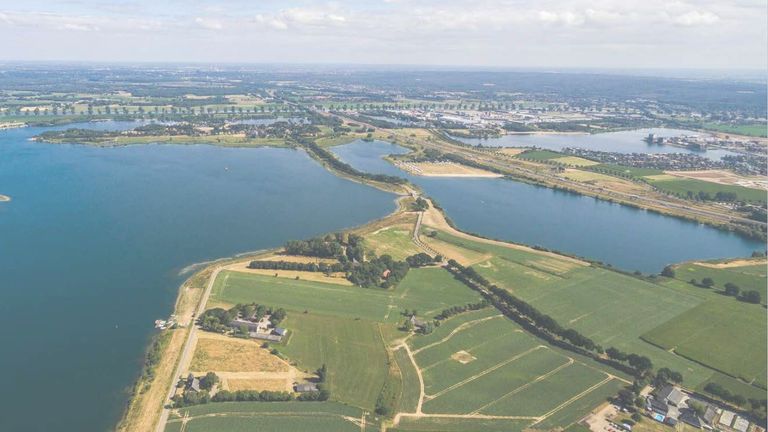 Hier aan de Kraaijenbergse Plassen moet het vakantiepark komen (foto: TopParken)