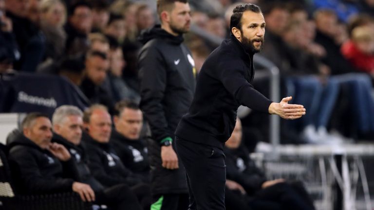 Ramzi langs de lijn tijdens een wedstrijd tussen Heracles Almelo en Jong PSV, eind april (foto: ANP).