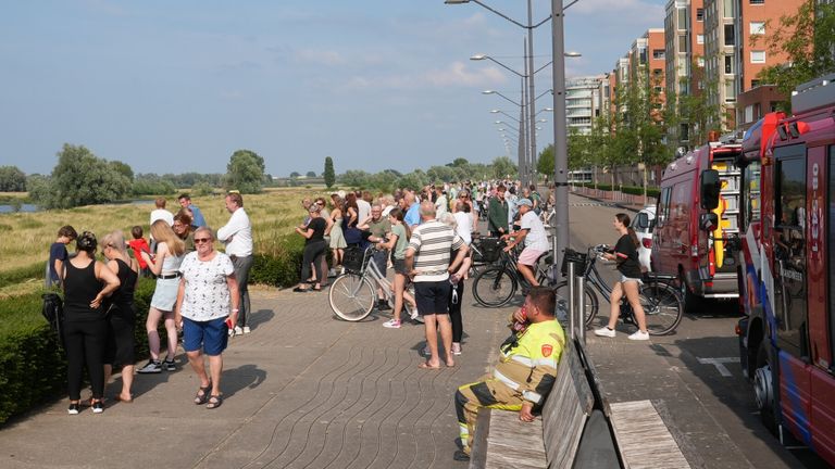 Omstanders zagen hoe de man uit het water werd gehaald (foto: Iwan van Dun / SQ Vision).