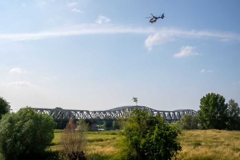 Politiehelikopter zoekt boven het water naar de man (foto: Iwan van Dun / SQ Vision). 