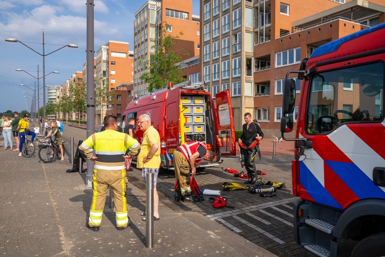 Brandweer zet duikers in om man te vinden (foto: Iwan van Dun / SQ Vision).