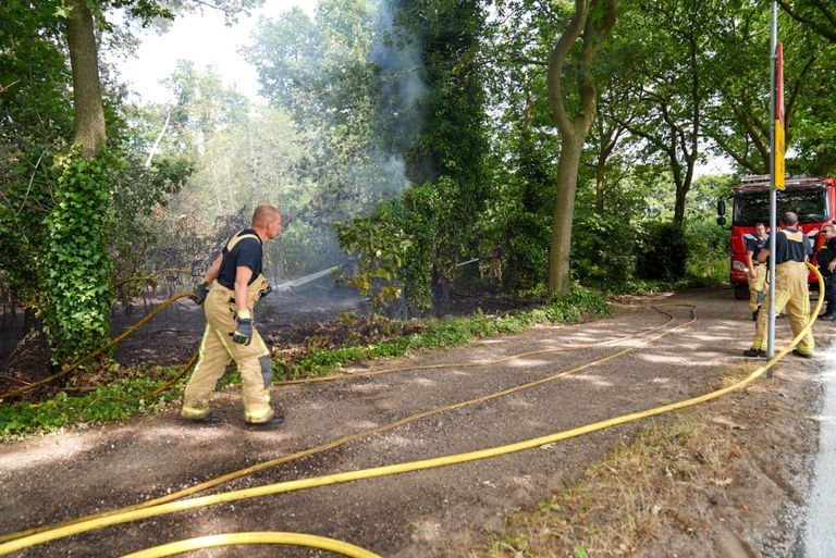 Het eerste brandje woedde aan de Schooteindseweg (foto: Harrie Grijseels / SQ Vision).