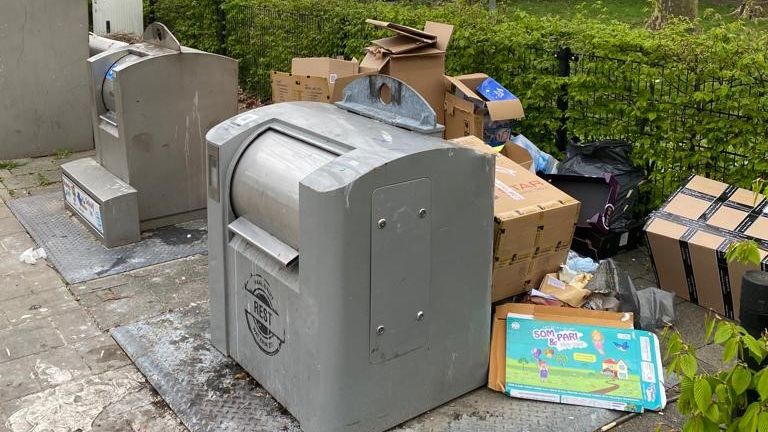 Naast de containers in Breda ligt veel afval.