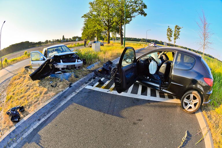De grijze auto probeerde een tractor in te halen (foto: Rico Vogels / SQ Vision).