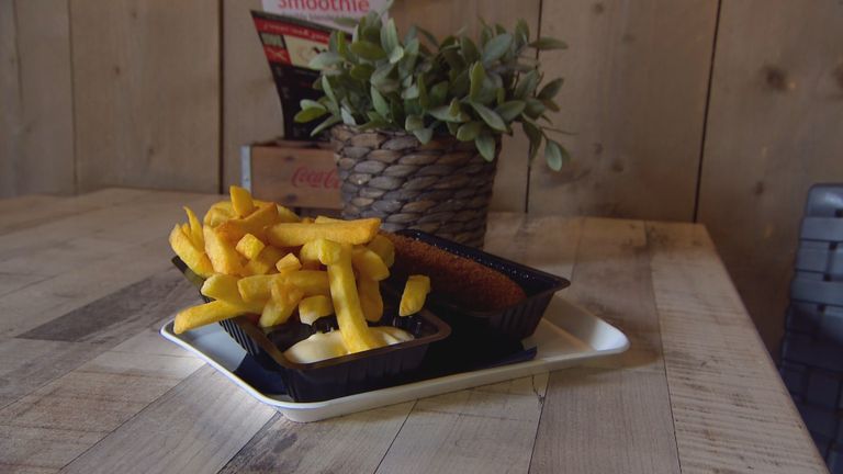 Het plastic wegwerpbakje wordt vervangen voor een suikerrietenbakje (beeld: Omroep Brabant)