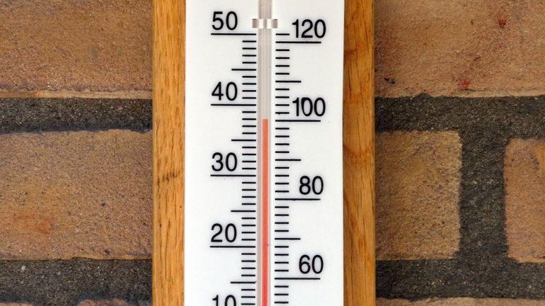 De thermometer geeft maar liefst 38 graden aan bij Peter van der Schoot in Oirschot
