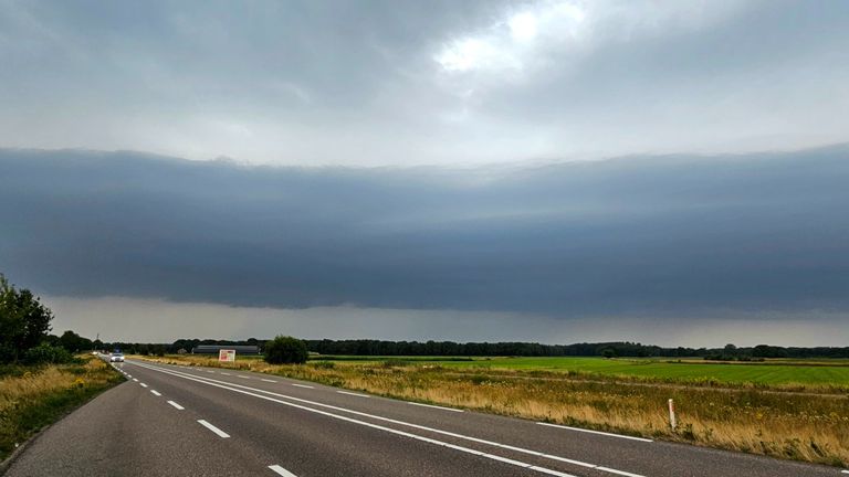 Rolwolk bij Tilburg (foto: Glenn Aoys).