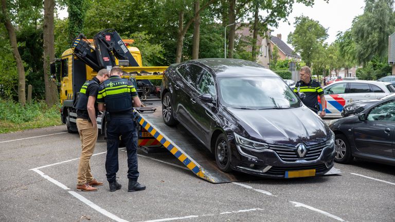 De vluchtauto werd in Lepelstraat gevonden (foto: Christian Traets/SQ Vision).