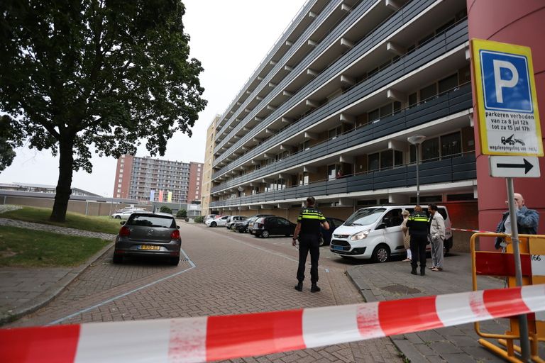De flat wordt ontruimd (foto: Bart Meesters / SQ Vision).