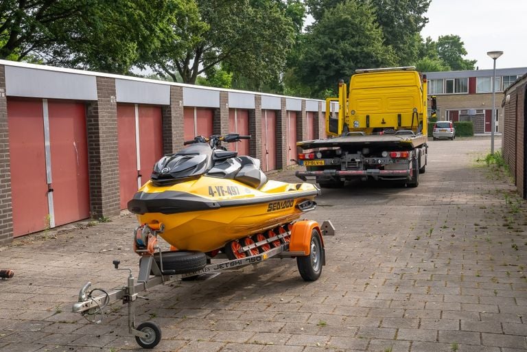 Aan de Saxefoon in Den Bosch is een waterscooter in beslag genomen (foto: Iwan van Dun/SQ Vision).