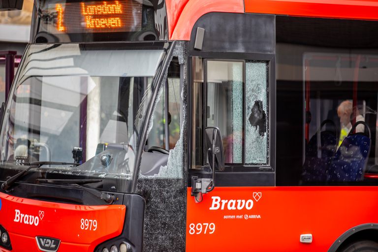 Aan beide kanten van de bus zijn de ramen ingegooid (Foto: SQ Vision/Christian Traets).