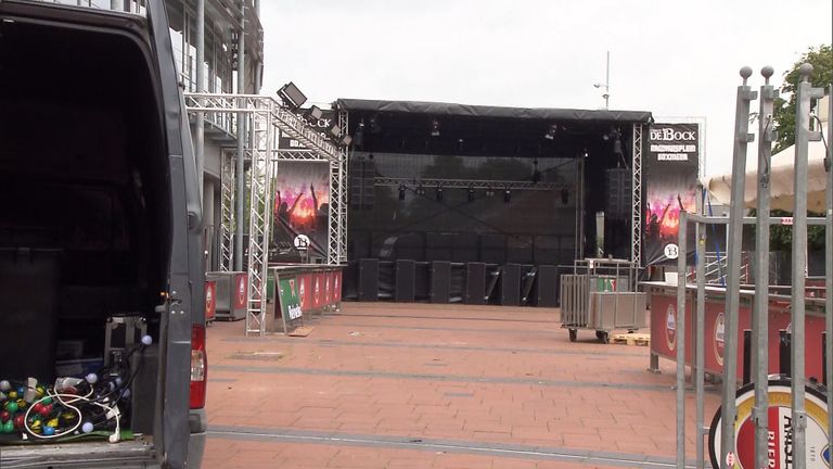 De laatste voorbereidingen aan het podium (foto: Omroep Brabant).