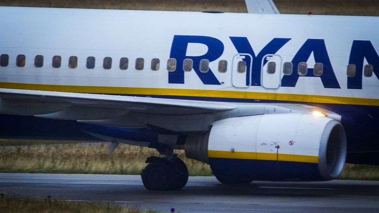 De geklapte band van het Ryanair-toestel (foto: SQ Vision / Sem van Rijssel).