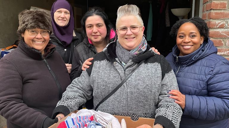 Maria Antonietta met een tevreden klant en medewerkers van Tira mi su (foto: Imke van de Laar)