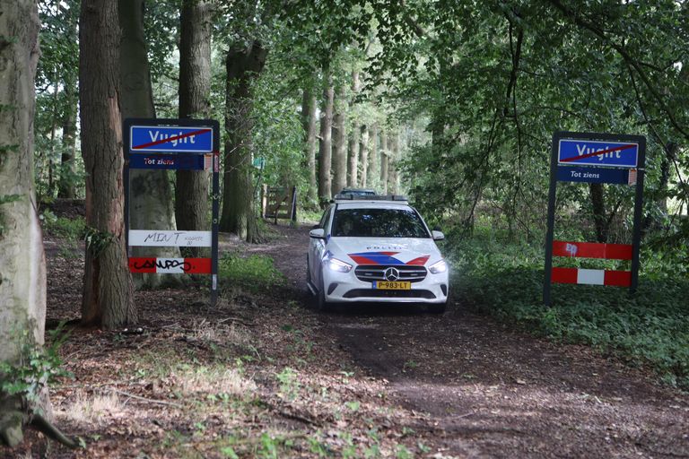 In het bosgebied zoekt de politie naar de gevangene (foto: Bart Meesters/ SQ Vision)