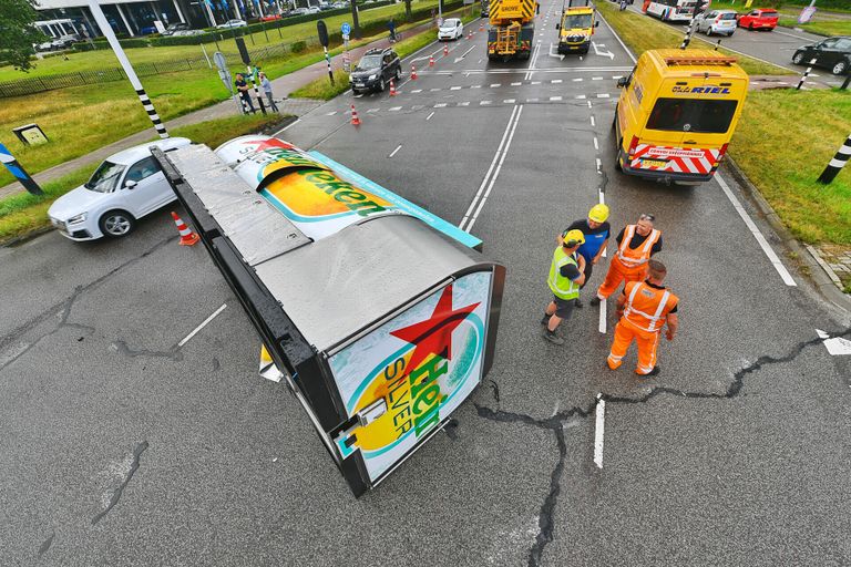 Gekantelde Heinekentank op de N2 (Foto: SQ Vision / Rico Vogels)