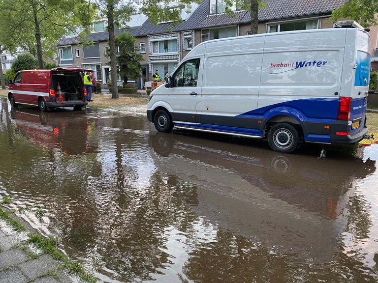 Wateroverlast nadat leiding is gesprongen (foto: Perry Roovers / SQ Vision).