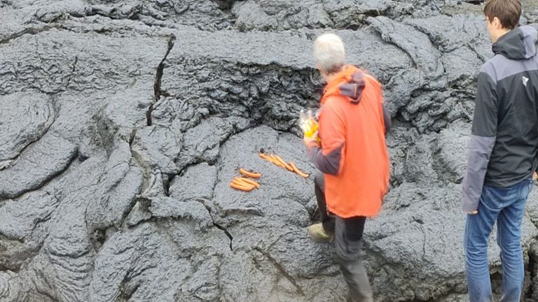 Knakworstjes bakken op de lava (foto: Bart Rijvers)