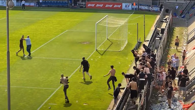 Als de man wordt afgevoerd, gaan supporters hem alsnog achterna. 