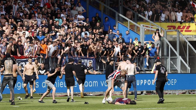 De man die voor alle onrust zorgde eindigde knock out op het veld. (Foto: ANP)