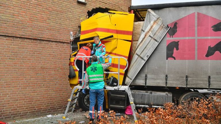 Niemand raakte ernstig gewond toen de vrachtwagen de woning binnenreed (foto: SQ Vision)