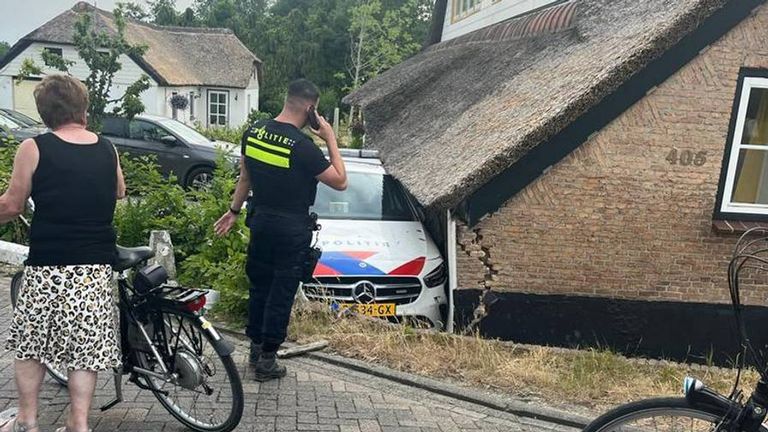 De politie parkeerde erg strak naast een woning in Veen (foto: Dumpert.nl)