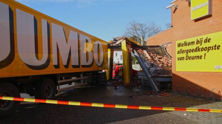 In Deurne reed een chauffeur de achterkant van Jumbo eruit (Foto: SQ Vision)