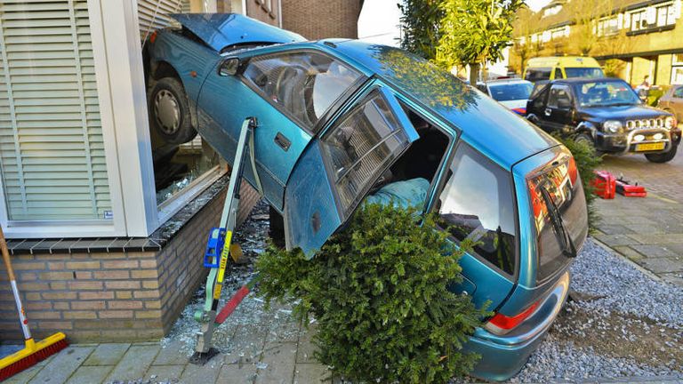 Een auto vloog een woning in Valkenswaard binnen (Foto: SQ Vision)