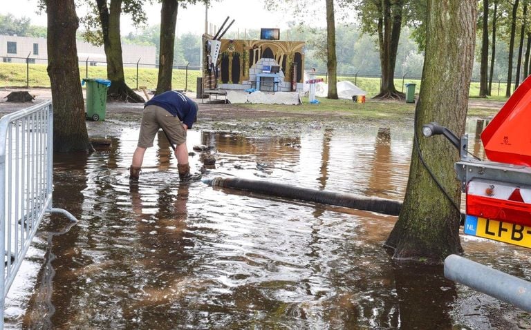 Het water moest worden weggepompt (foto: Bart Meesters/SQ Vision).