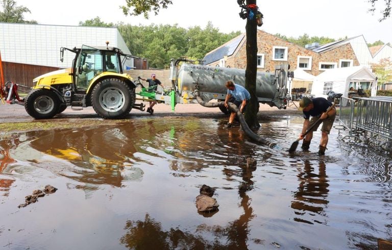 Het water moest worden weggepompt (foto: Bart Meesters/SQ Vision).